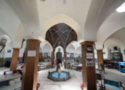 حمام تاریخی خان کاشان کجاست؟
