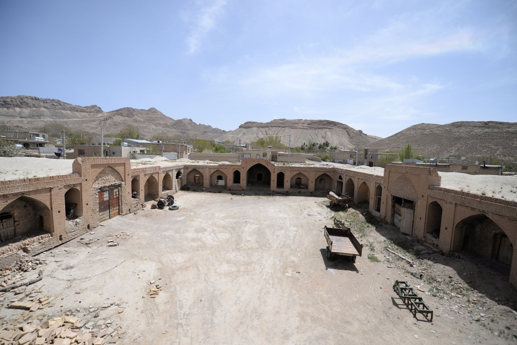 کاروانسرای روستای سُه شاهین شهر کجاست؟