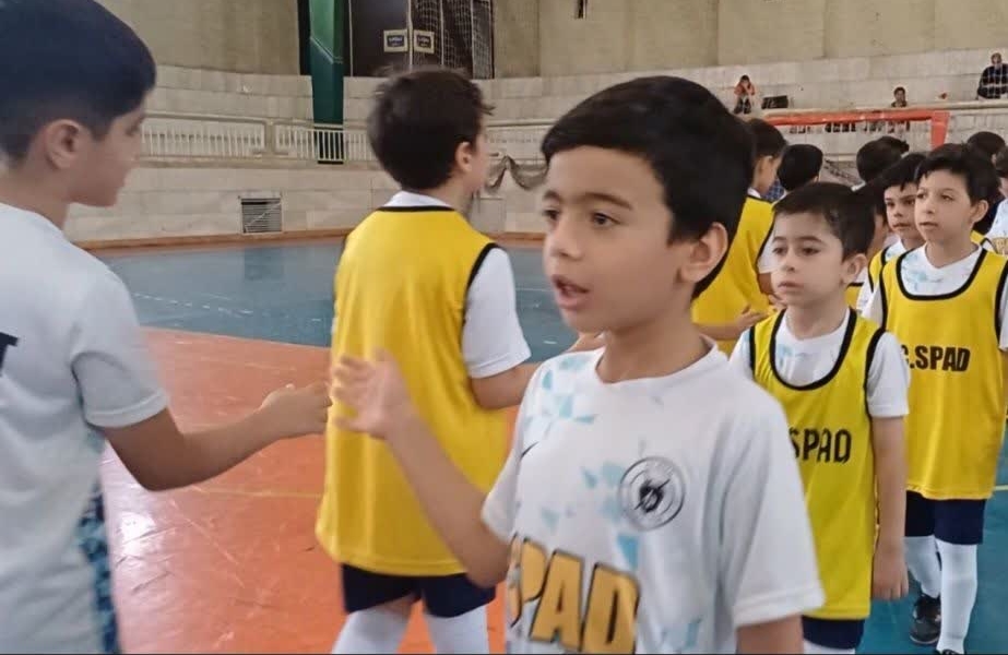 لزوم تعویض کفپوشهای قدیمی سالن ورزشی محله لزوم تعویض کفپوشهای قدیمی سالن ورزشی محله