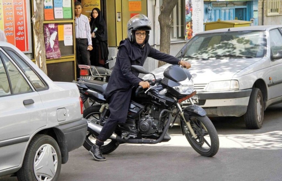 صدور گواهینامه موتورسیکلت برای بانوان منوط به تغییر قانون است