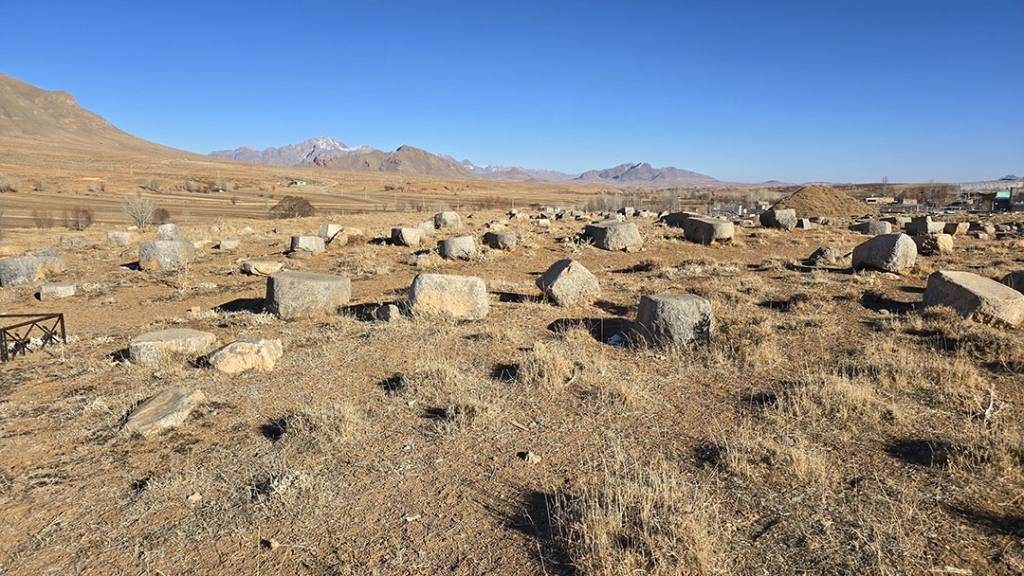 قبرستان تاریخی ارامنه روستای میلاگرد فریدون‌شهر کجاست؟