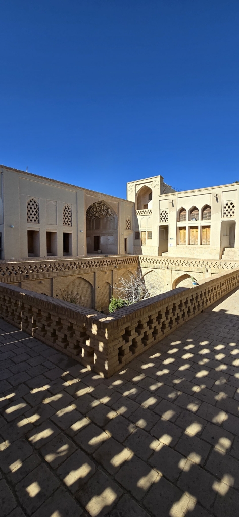 خانه تاریخی پیرنیا نائین کجاست؟