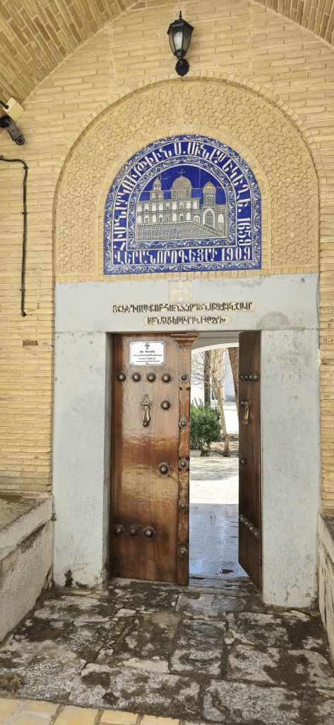 کلیسای میناس مقدس اصفهان کجاست؟