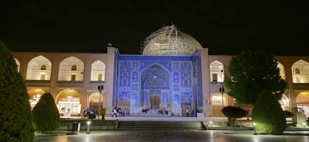 مسجد شیخ لطف‌الله اصفهان کجاست؟