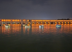 سی‌ و سه پل اصفهان کجاست؟