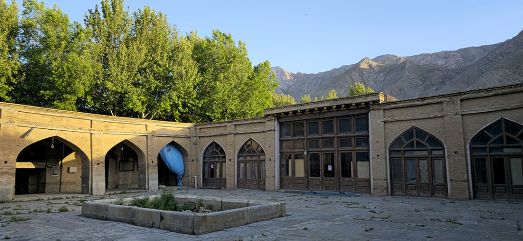 آب انبار تاریخی روستای اردیب خور و بیابانک کجاست؟