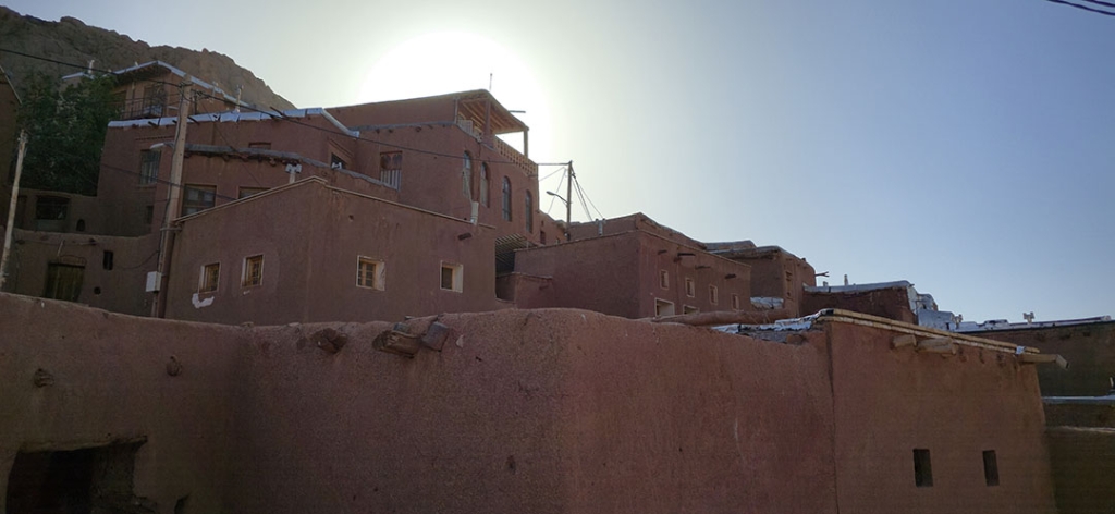 روستای تاریخی ابیانه کجاست؟