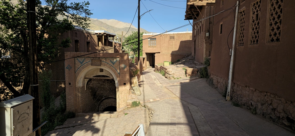 آب انبار ناره روستای ابیانه نطنز کجاست؟