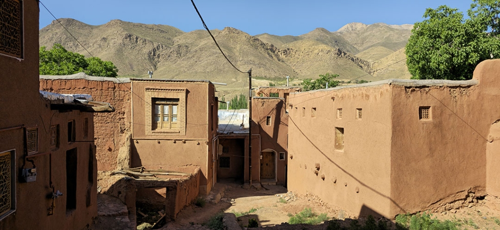 روستای تاریخی ابیانه کجاست؟