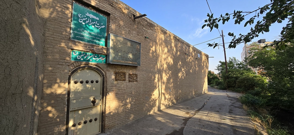 مسجد آجری روستای اراضی مبارکه کجاست؟