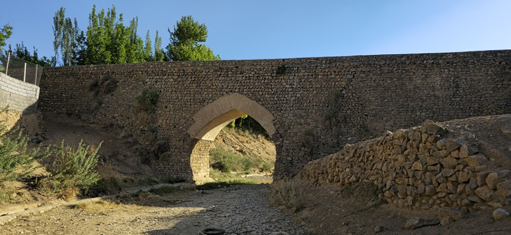 پل سطل در دهاقان کجاست؟