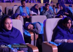 نشستن روی صندلیهای اتوبوس جذابتر از اینجا نشستن است نشستن روی صندلیهای اتوبوس جذابتر از اینجا نشستن است