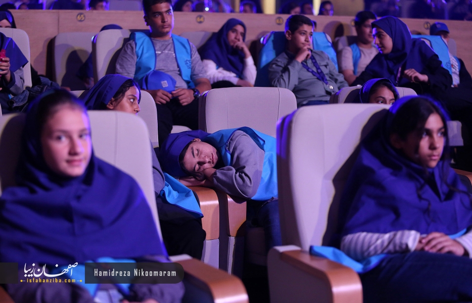 نشستن روی صندلیهای اتوبوس جذابتر از اینجا نشستن است نشستن روی صندلیهای اتوبوس جذابتر از اینجا نشستن است