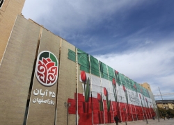 حماسه اصفهان روی شانههای هنر و ادبیات حماسه اصفهان روی شانههای هنر و ادبیات