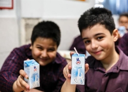 دانش‌آموزان چشم انتظار توزیع شیر!