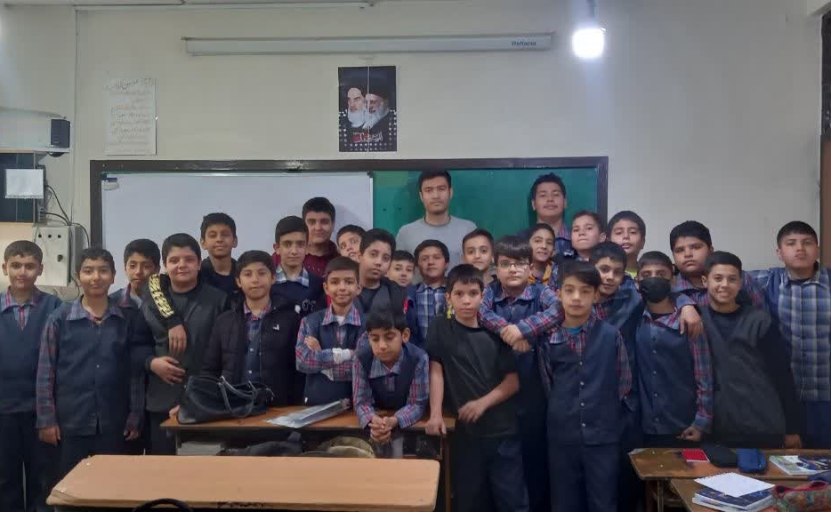 بزرگداشت هفتهٔ کتاب و کتاب‌خوانی در مدرسهٔ ابتدایی «درخشان»