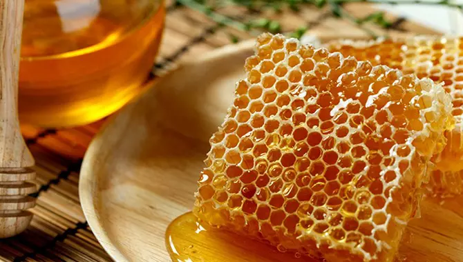 عسل موم‌دار چیست و چه خواصی دارد؟