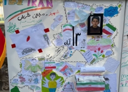 یک دیوار، سیزده شهید، سیزده روایت! یک دیوار، سیزده شهید، سیزده روایت!