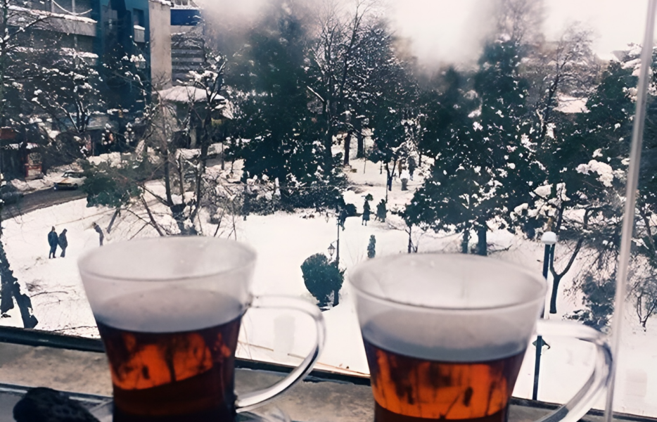 یک لیوان چای داغ در زمستان زندگی