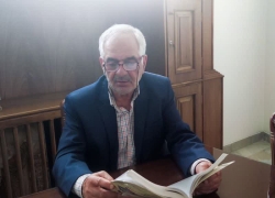 در کلاس پدر درس مردمداری آموختم در کلاس پدر درس مردمداری آموختم