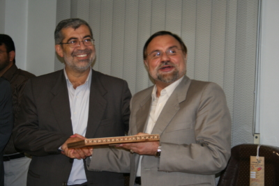 احمد زمانی (سمت چپ) در کنار دکتر محمدمهدی مظاهری تهرانی (فرزند آیتالله حسین مظاهری)