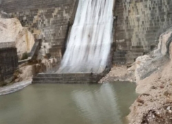  سرریز شدن سد اخند عسلویه پس از بارش‌های اخیر