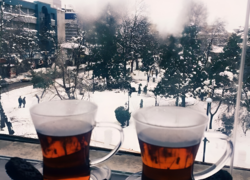یک لیوان چای داغ در زمستان زندگی