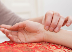 جایگاه تشخیص نبض و روش صحیح نبض‌گیری