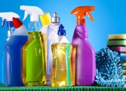 مسمومیت با شوینده‌ها در خانه‌تکانی و راهکارهای اورژانس