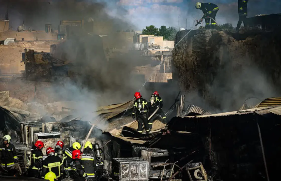 مهار سریع آتش‌سوزی انبار لوازم خانگی در بازار اصفهان