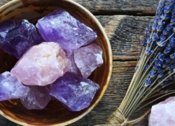 کریستال‌تراپی چیست و چگونه به آرامش و تعادل بدن کمک می‌کند؟