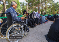 زمزمه دعای عرفه در گلستان شهدا اصفهان