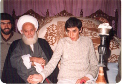 مرتضی کمال در کنار آیتالله اژهای (پدر شهید علیاکبر اژهای).