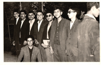 نفر اول از سمت چپ، مرتضی کمال در اوج جوانی - نفر نشسته آقای بهروز جلوانی.