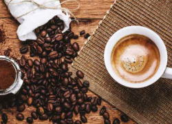 چرا قهوه کیفیت خواب را کاهش می‌دهد؟