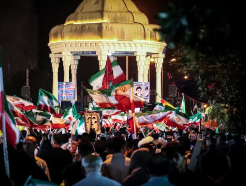 غلام آن کلماتم که آتش انگیزد