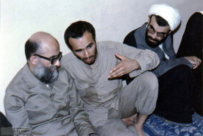 شهید حجت‌الاسلام عبدالله میثمی درکنار آیت‌الله محمد امامی کاشانی و شهید حاج حسین خرازی دریکی از قرارگاه‌های سپاه در دوران دفاع مقدس