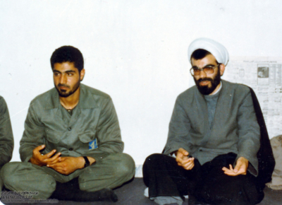 شهید حجت‌الاسلام عبدالله میثمی در کنار سردار قاسم سلیمانی در یکی از قرارگاه‌های سپاه در دوران دفاع مقدس