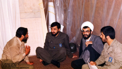 شهید حجت‌الاسلام عبدالله میثمی در کنار سردار محسن رضایی در یکی از قرارگاه‌های سپاه در دوران دفاع مقدس