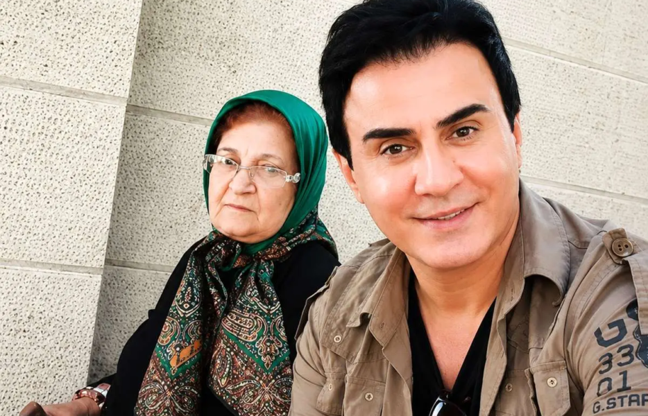 عمو پورنگ در سوگ مادرش نشست