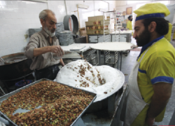 گز در اصفهان می‌گرید
