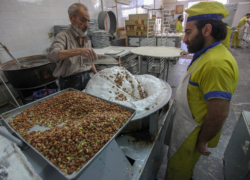 گز در اصفهان می‌گرید