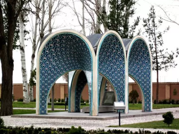 در حریم دو نام بزرگ