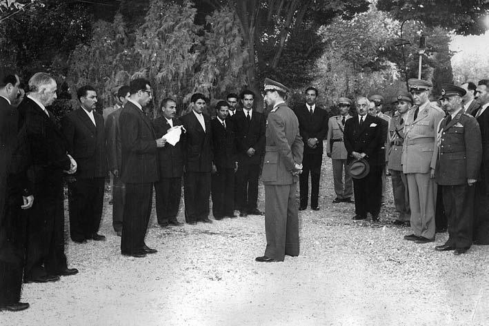 محمدرضا پهلوی در اصفهان؛ از راست حسام دولت‌آبادی، مرتضی یزدان‌پناه، فضل‌اله زاهدی، امیرحسین ایلخان، ظفر بختیار، سرهنگ نجم‌آبادی و علی صائب.