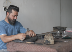 هنرمندی در دل یک مغازه کوچک