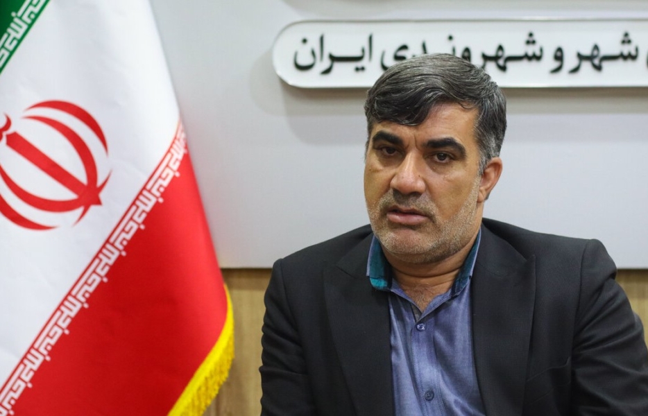 غبارروبی مزار شهدای گمنام در بوستان کوثر خوراسگان به ‌مناسبت هفته دفاع‌مقدس