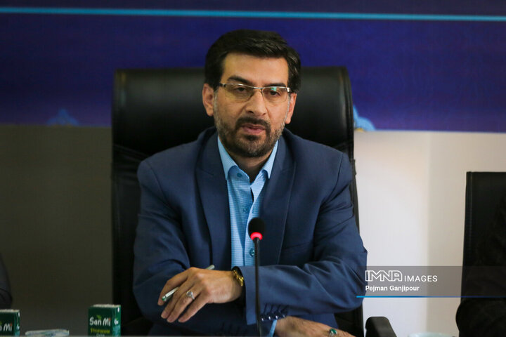 بازسازی و ایمن‌سازی زمین ورزشی و فضای بازی کودکان پارک انقلاب در منطقه۱۰ اصفهان