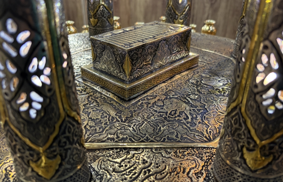 قلم‌زنی حافظیه؛ غزل حافظ روی تن فلز