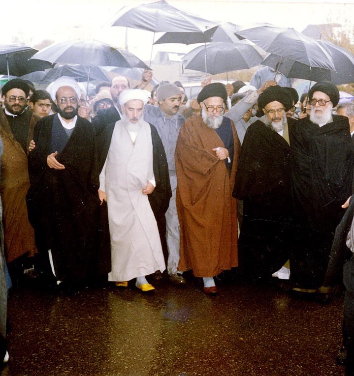 حضور علمای اصفهان در راهپیماییهای انقلاب اسلامی؛ از راست آیات و حجج اسلام قمی، سید محمدباقر موحد ابطحی، سید حسن فقیه امامی، حسن صافی اصفهانی، مهدی مظاهری و سید مجتبی میردامادی.