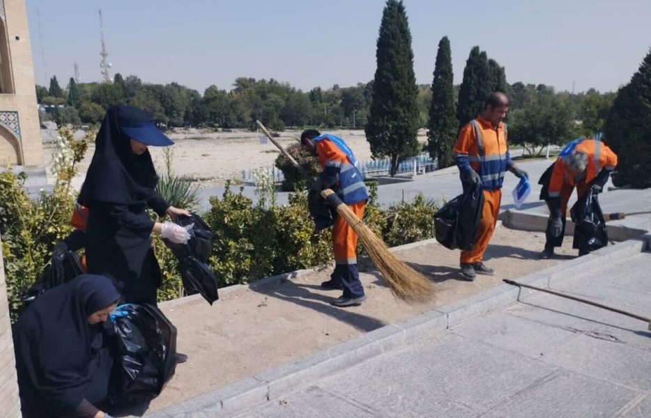 پاک‌سازی محور گردشگری پل خواجو و خیابان آبشاراول از فیلتر سیگار